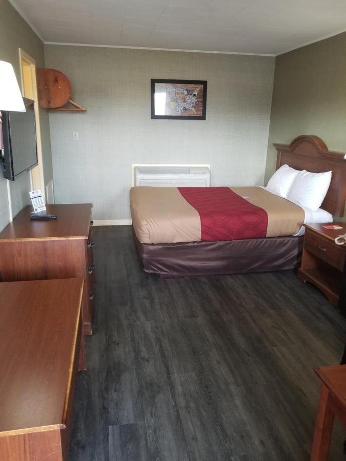 Falls Inn Newton Falls Екстер'єр фото