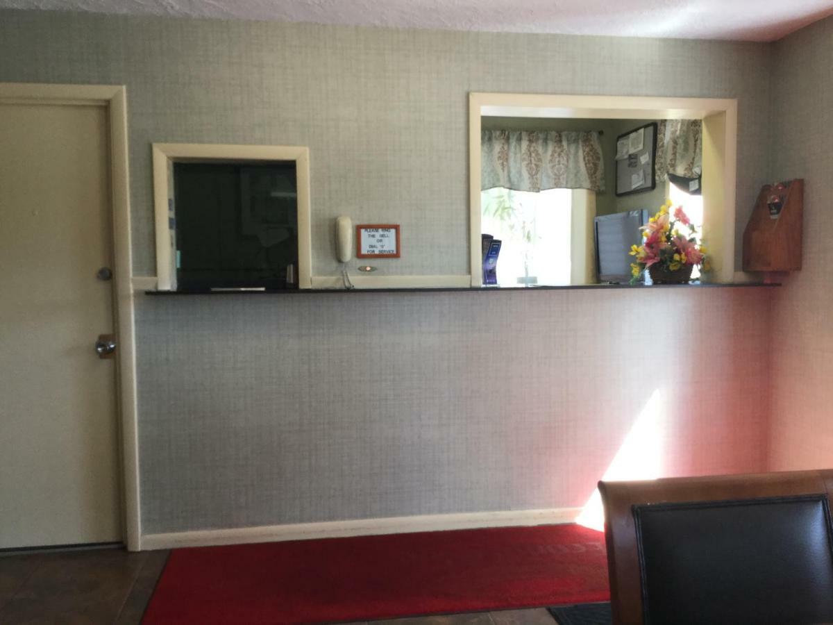 Falls Inn Newton Falls Екстер'єр фото