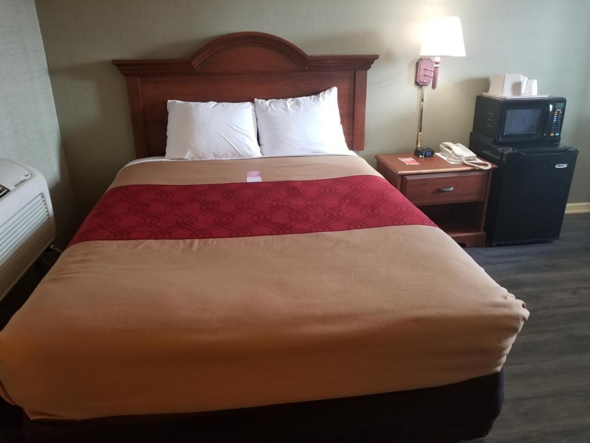 Falls Inn Newton Falls Екстер'єр фото