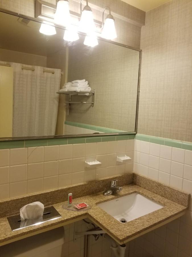 Falls Inn Newton Falls Екстер'єр фото